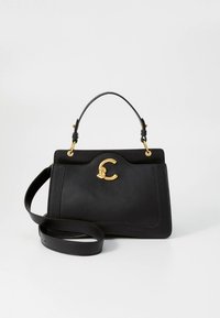 Zwarte leren handtas met een gestructureerd ontwerp, gouden beslag, een bovenhandvat en een verstelbare schouderriem. Voorzien van een opvallend logo-accent.