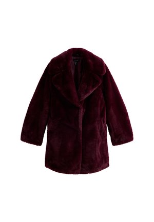 Manteau en fausse fourrure bordeaux avec un grand col, des manches longues et sans fermeture, présentant une texture douce et pelucheuse dans son ensemble.