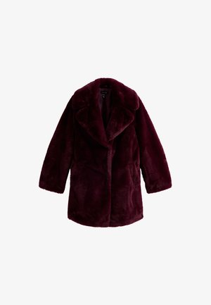 Manteau en fausse fourrure bordeaux avec un grand col, des manches longues et sans fermeture, présentant une texture douce et pelucheuse dans son ensemble.