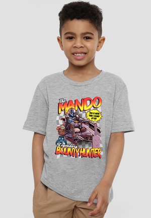 Graues Baumwoll-T-Shirt mit einem bunten Grafiken eines Charakters und dem Text "Der Mando, legendärer Kopfgeldjäger" in fetten Buchstaben.
