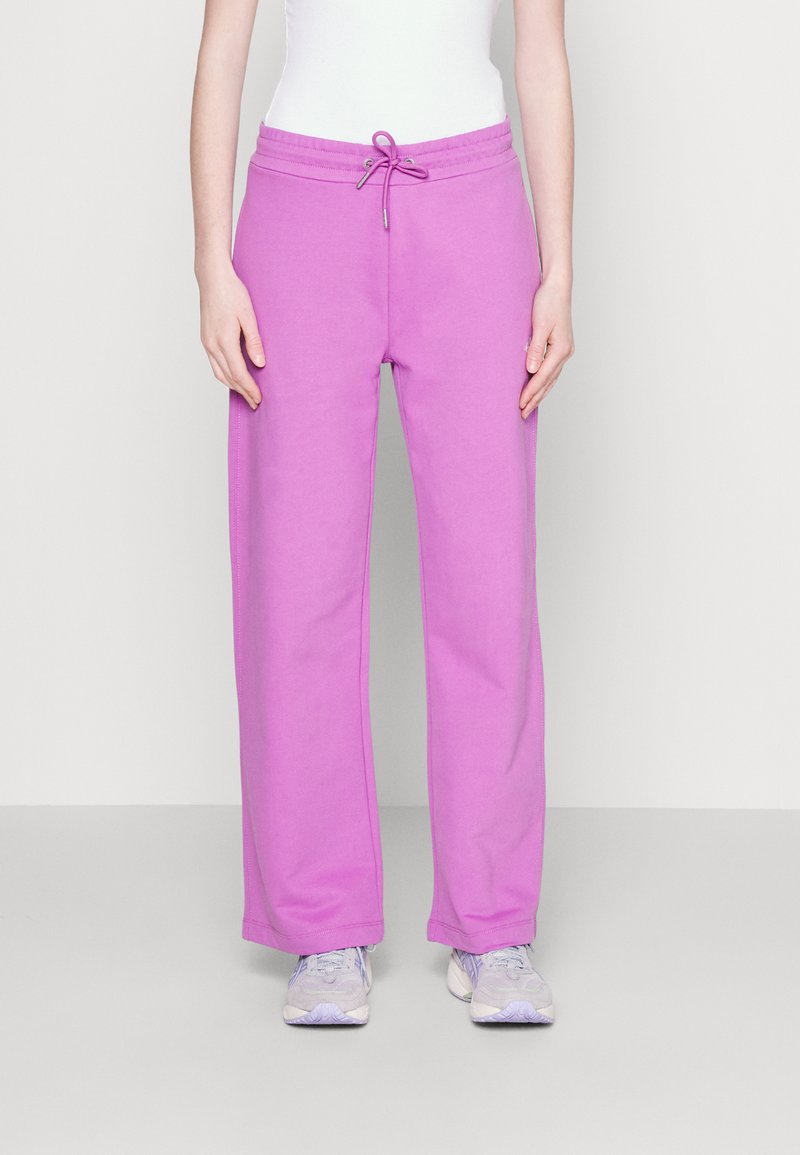 Calvin Klein Jeans - MICRO MONOLOGO PANTS - Pantaloni de trening - iris orchid, Extindeți