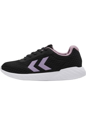 Zwarte sportieve schoen met een ademende mesh bovenkant, roze accenten en een witte rubberen zool met een gestructureerd patroon. Twee paarse chevronontwerpen.
