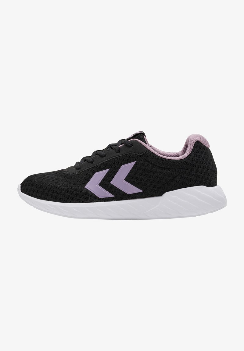Schwarzer Sportschuh mit einem atmungsaktiven Mesh-Obermaterial, rosa Akzenten und einer weißen Gummisohle mit strukturiertem Muster. Zwei lila Chevron-Designs.