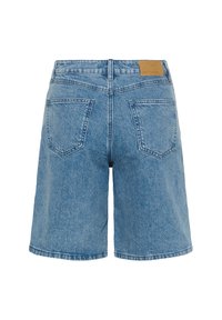 Shorts en denim avec une teinte bleu clair, quatre poches arrière et un patch en cuir de marque. Coupe droite avec un ourlet brut.