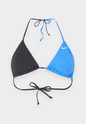 Haut de bikini triangle avec une coiffe noire, une coiffe bleue, des attaches réglables bleu et noir au niveau du cou, un lien noir dans le dos et le logo Nike swoosh blanc sur la coiffe bleue.
