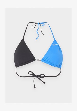 Driehoekige bikini top met één zwarte cup, één blauwe cup, verstelbare blauwe en zwarte nekstrikjes, zwarte rugstrik en wit Nike swoosh-logo op de blauwe cup.