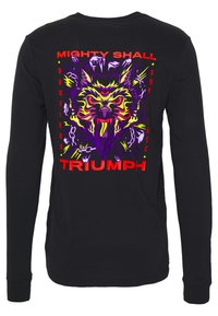 Pitkähihaisen mustan puuvillapaidan etuosassa on värikäs grafiikka suden kasvosta, jossa on rohkeilla väreillä teksti "Mighty Shall Triumph".