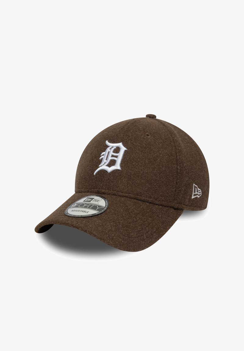 Brun filt baseball cap med en brodert hvit "D" logo. Justerbar stropp og en flat visir med teksturert overflate.