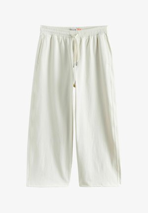 Fehér, bőszárú, bokáig érő nadrág gumis derékkal és húzózsinórral, oldalzsebekkel és kényelmes szabással.