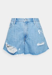 Shorts de mezclilla azul claro con dobladillos deshilachados, detalles desgastados y múltiples áreas rasgadas. Diseño clásico de cinco bolsillos con cremallera.