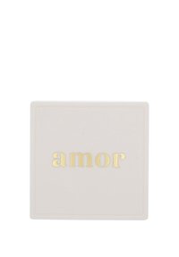 Scatola quadrata di un rosa pallido con una superficie liscia. La parola "amor" è impressa in oro, centrata sulla parte anteriore. Design semplice e moderno.