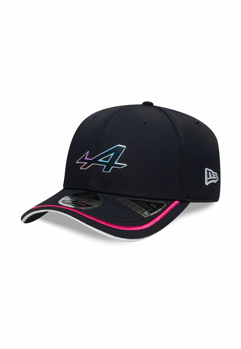 Schwarze Baseballmütze mit einem glänzenden blauen und weißen "4"-Logo, pinkem Akzent entlang des Schirms und Netztextur auf der Unterseite des Schirms.
