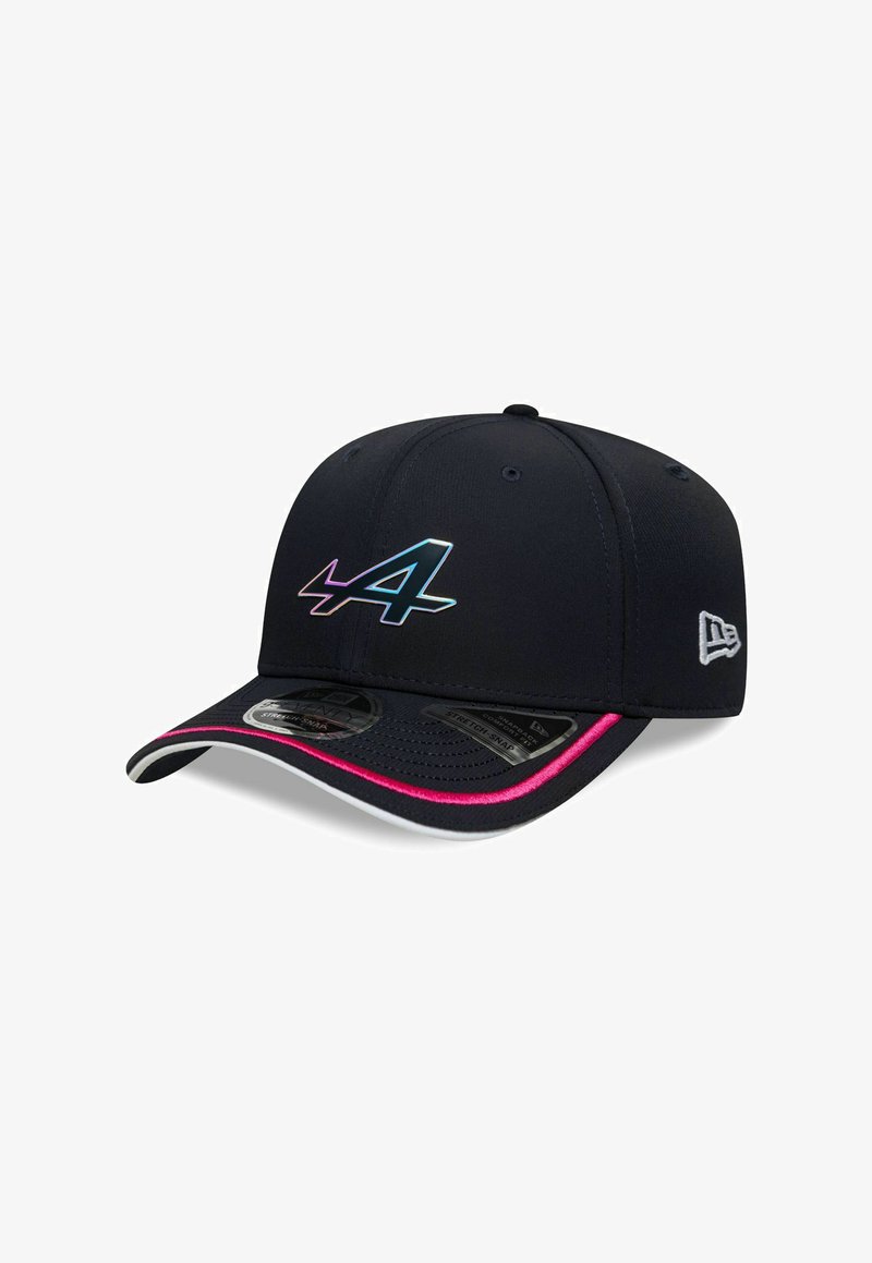 Schwarze Baseballmütze mit einem glänzenden blauen und weißen "4"-Logo, pinkem Akzent entlang des Schirms und Netztextur auf der Unterseite des Schirms.