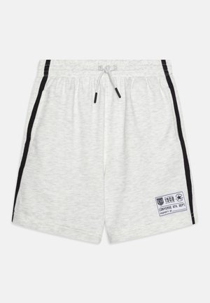 Világosszürke pamut rövidnadrág fekete oldalsávokkal, elasztikus derékbőséggel és zsinórral. A bal alsó részen egy logó folt található.