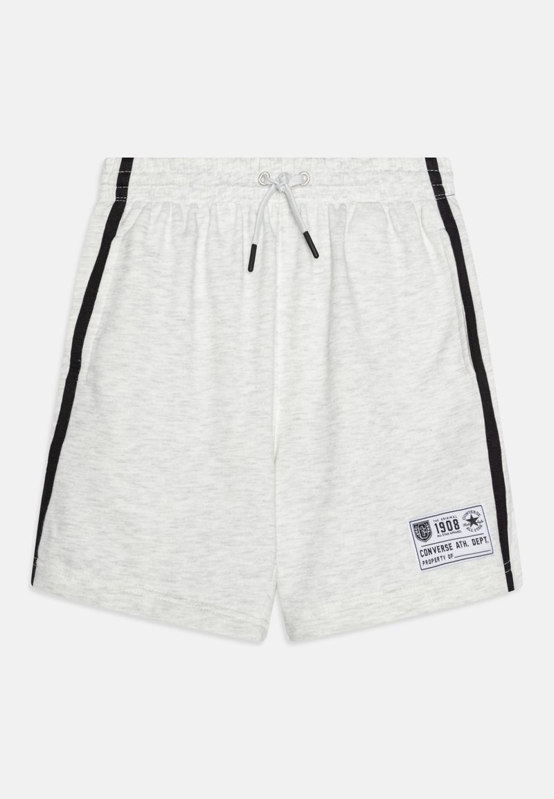 Lys grå bomullsshorts med svarte sidestiper, elastisk midje og snor. Har et logo-patch på nedre venstre side.