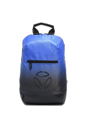 Zaino blu e nero con maniglia superiore, tasca frontale con zip e logo circolare a tre segmenti al centro del pannello anteriore.