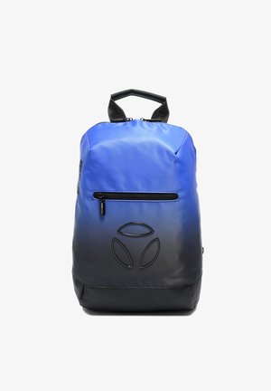 Zaino blu e nero con maniglia superiore, tasca frontale con zip e logo circolare a tre segmenti al centro del pannello anteriore.