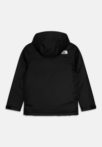 Svart isolerad jacka med huva. Har en vit logotyp på den övre delen av ryggen. Slät textur med elastiska mudd och rak fåll.