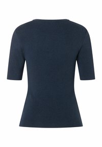 Marineblauwe gebreide top met een ronde halslijn en korte mouwen, een getailleerde pasvorm en een uitlopende zoom. Glad textuur en een consistent patroon.