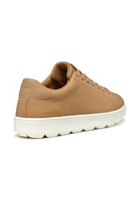 Sneaker en cuir tan avec une tige texturée, design à lacets, semelle en caoutchouc blanche et discret logo sur le talon. Fini lisse dans l'ensemble.