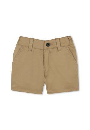 Shorts couleur beige en tissu léger, dotés d'une taille mi-haute, de poches avant, d'une fermeture par bouton noir et de passants pour ceinture.