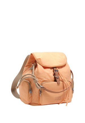 Jasnopomarańczowy plecak z przednimi i bocznymi kieszeniami na suwak, zamknięciem na troczek, klapką na klamrę oraz beżowymi paskami na ramiona.