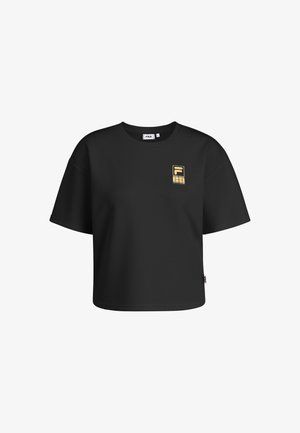T-shirt nero a maniche corte con una forma boxy, caratterizzato da un logo Fila dorato sul lato sinistro del petto e un piccolo etichetta Fila sull'orlo.