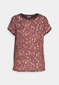 Camiseta de manga corta y cuello redondo con un patrón abstracto de manchas en marrón, rosa y beige en la parte delantera sobre un fondo blanco.