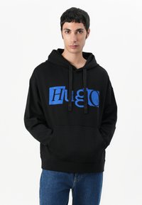 Hanorac negru din bumbac, cu un imprimeu grafic albastru ce conține cuvântul "Hugo." Include glugă cu șnur și buzunar frontal.