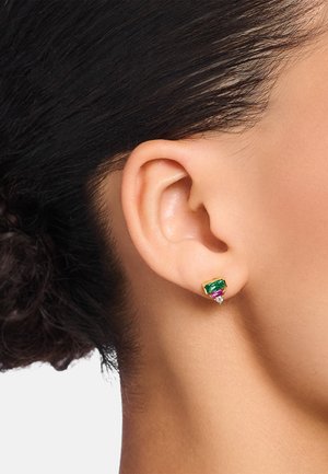 Goldene Ohrstecker mit einem rechteckigen grünen Stein, einem pinken Edelsteinakzent und einem kleinen klaren Diamanten darunter, die ein geschichtetes Design betonen.