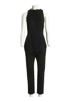Mono negro sin mangas con detalle floral fruncido en el escote, cintura entallada y pantalones entallados en un maniquí blanco.