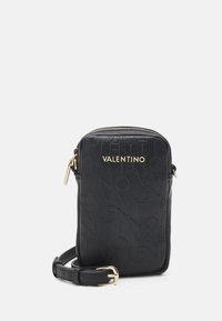 Geantă de umăr din piele neagră, cu un model embosat "VALENTINO", accesorii din metal de culoare aurie, închidere cu fermoar și curea ajustabilă. Formă compactă, rectangulară.