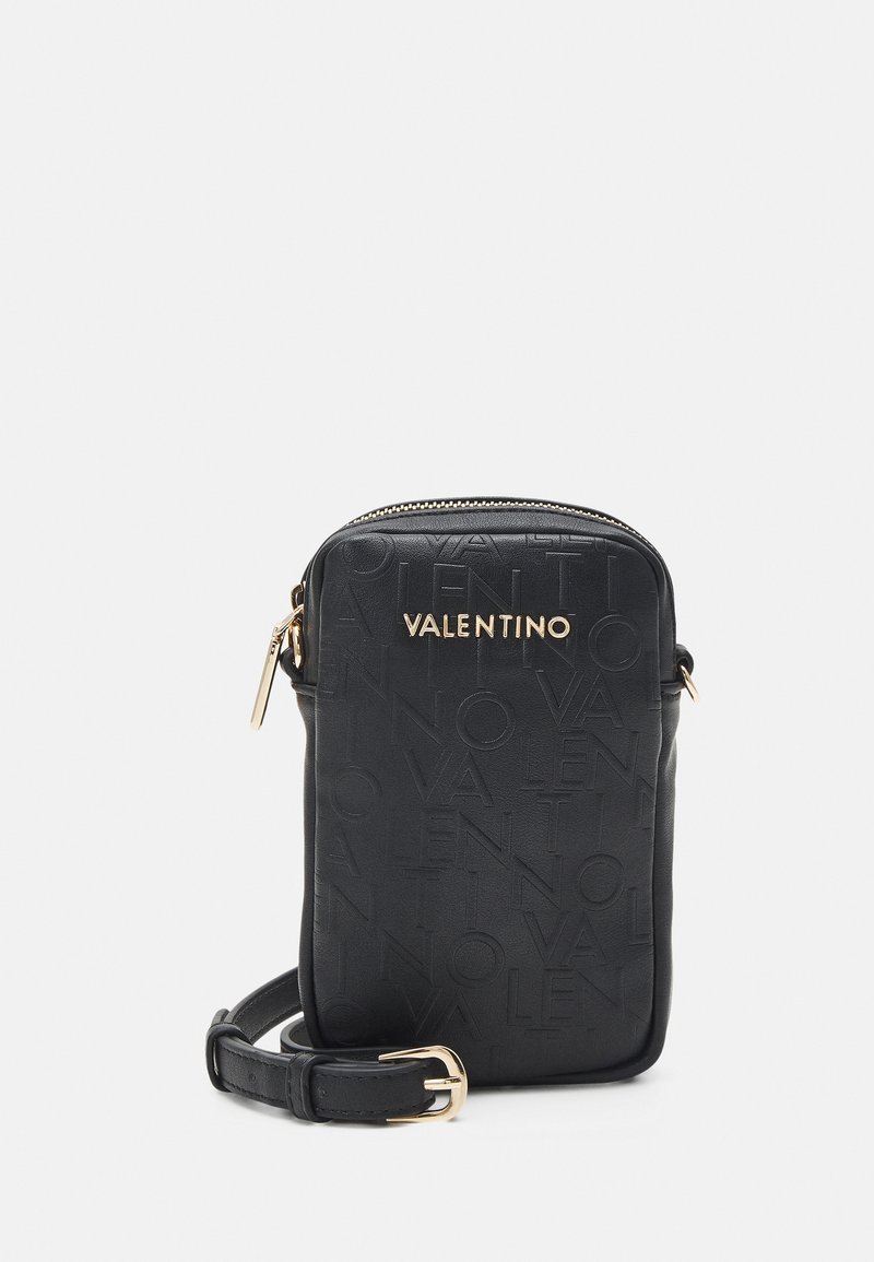 Geantă de umăr din piele neagră, cu un model embosat "VALENTINO", accesorii din metal de culoare aurie, închidere cu fermoar și curea ajustabilă. Formă compactă, rectangulară.