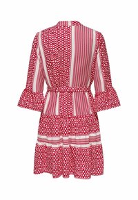 Robe rouge à motifs avec une taille cintrée, des manches évasées et une jupe à volants, présentant des motifs géométriques et rayés dans des couleurs contrastées.