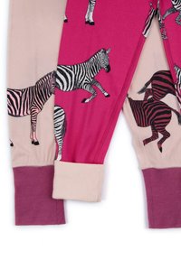 Tights med en rosa och beige design, med svarta och rosa zebramönster. Muddarna är i en kontrasterande mörklila tyg.