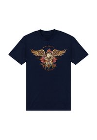 Dunkelblaues Baumwoll-T-Shirt mit einem grafischen Design eines Schädels mit Flügeln und Rosen in Gold- und Rottönen, zentriert auf der Vorderseite.