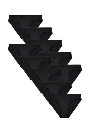 Dix slips de bikini noirs pour femmes disposés en motif superposé en escalier sur fond blanc.