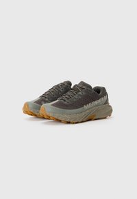 Et par grå og oliven grønne Merrell trail løbesko med spraglede mellemsåler og gummirubber ydersåler på hvid baggrund.