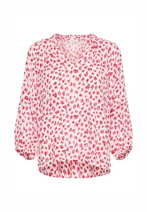 Blus med rosa leopardtryck, volangärmar, V-ringning och lätt, texturerad tyg. Hela är längre bak.