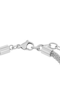 Bracciale in argento con design intrecciato e chiusura a gancio. Accenti metallici lisci e lucenti con maglie uniformi e centro testurizzato.