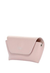 Różowa skórzana kopertówka o teksturowanym wykończeniu, zaokrąglonym kształcie, zamykana na klapę, z akcentem z srebrnego metalu po boku.