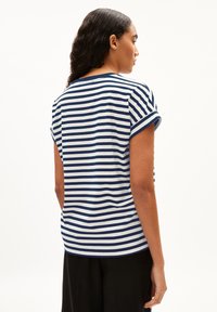 Navy en witte gestreepte t-shirt met korte mouwen en opgerolde mouwen, met een ronde halslijn en een relaxte pasvorm, gemaakt van zachte stof.