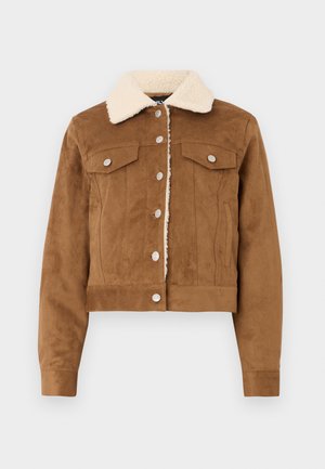 Chaqueta de ante marrón con cuello de sherpa crema, cierre de botones, dos bolsillos en el pecho con solapa y mangas largas.