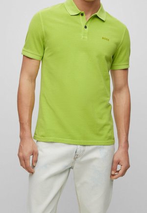 Limettengrünes Poloshirt mit Kragen, kurzen Ärmeln und einem kleinen goldenen "BOSS"-Logo auf der Brust. Verfügt über eine klassische Passform und strukturierten Stoff.