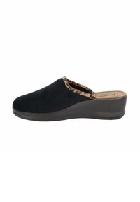 Zoccoli in suede nero con bordatura animalier e superficie testurizzata; presentano un tacco basso a cuneo e una soletta imbottita per il comfort.