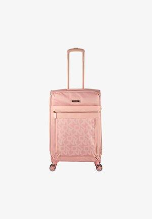 Maleta de concha blanda rosa con un patrón de monograma, bolsillo delantero con cremallera y ruedas dobles. Cuenta con un mango retráctil y una textura suave.