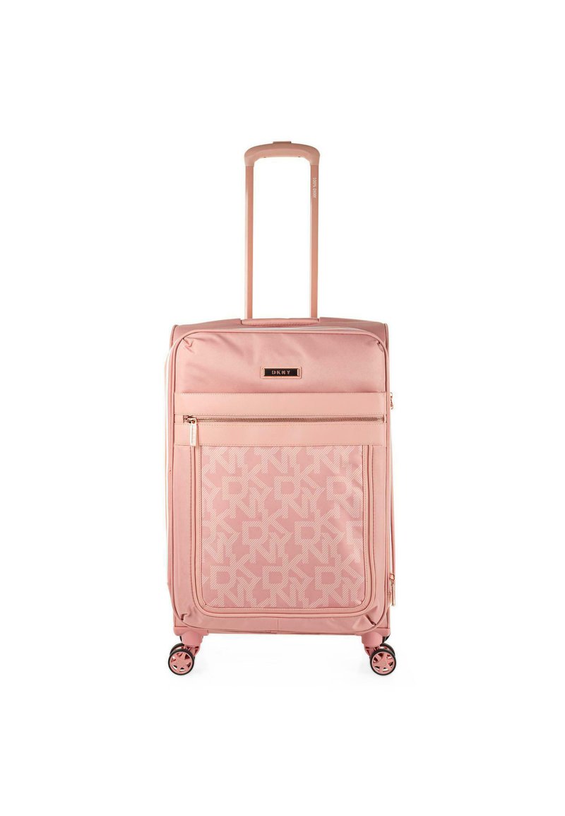 Maleta de concha blanda rosa con un patrón de monograma, bolsillo delantero con cremallera y ruedas dobles. Cuenta con un mango retráctil y una textura suave.