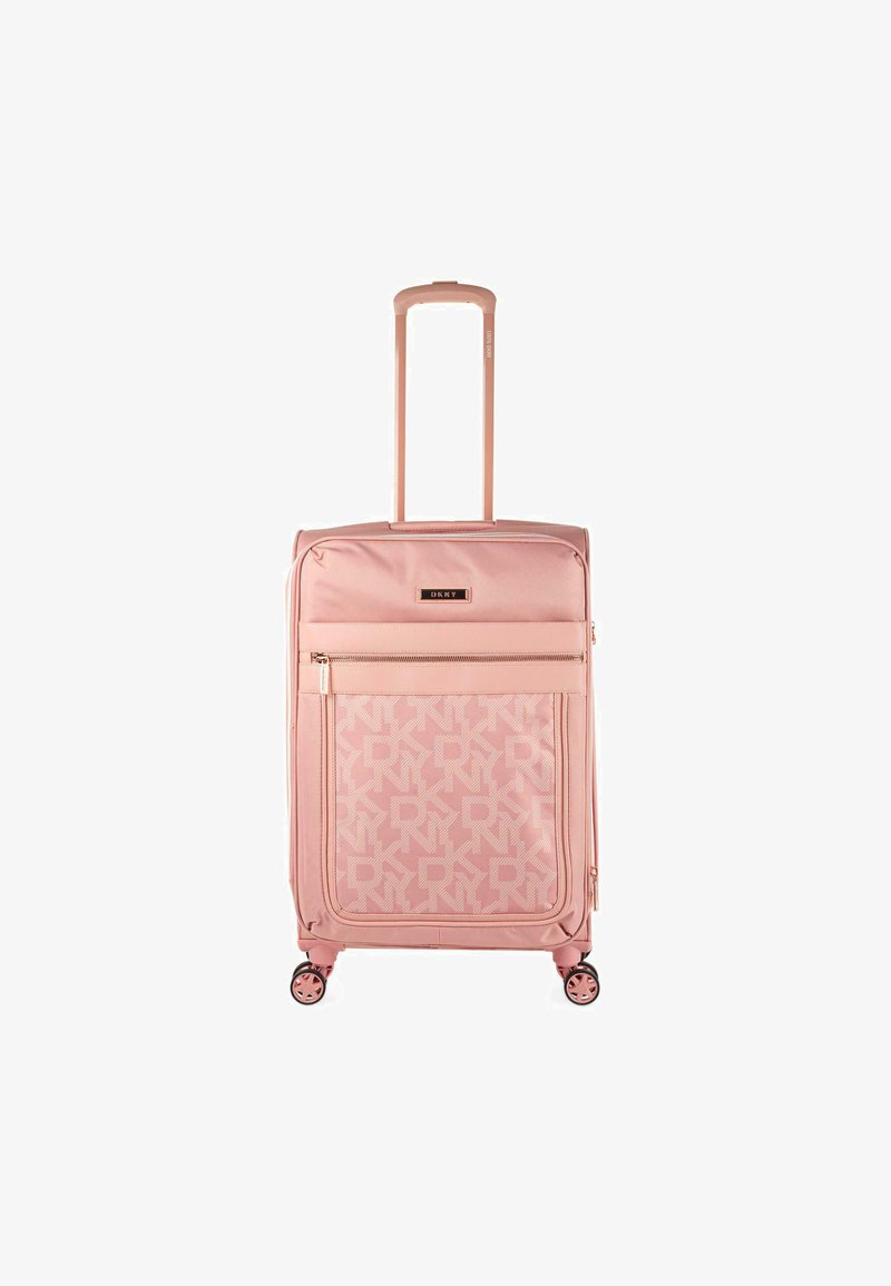 Maleta de concha blanda rosa con un patrón de monograma, bolsillo delantero con cremallera y ruedas dobles. Cuenta con un mango retráctil y una textura suave.