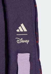 Fialový látkový batoh s texturovaným povrchem, se třpytivým bílým logem Adidas a brandingem Disney. Obsahuje levandulové akcenty na popruzích.