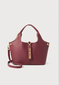 Vinröd skinnhandväska med topplock, avtagbar axelrem och guldfärgad "LOVE MOSCHINO"-berlock i mitten fram.